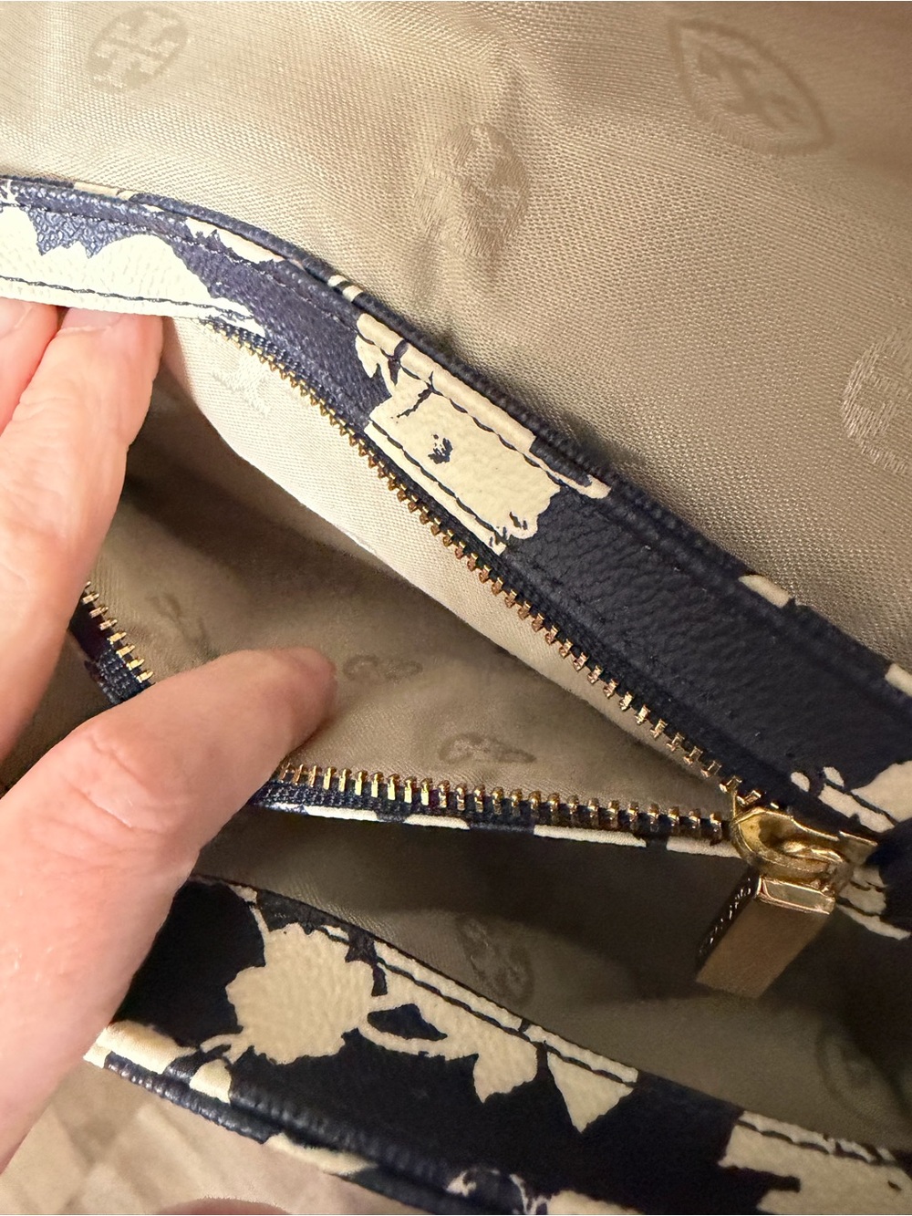 Tory Burch Navy Floral Chain Shoulder Bag - Picture 14 of 16